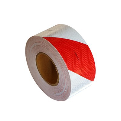 Sarkana, balta atstarojoša lente kravas automašīnai